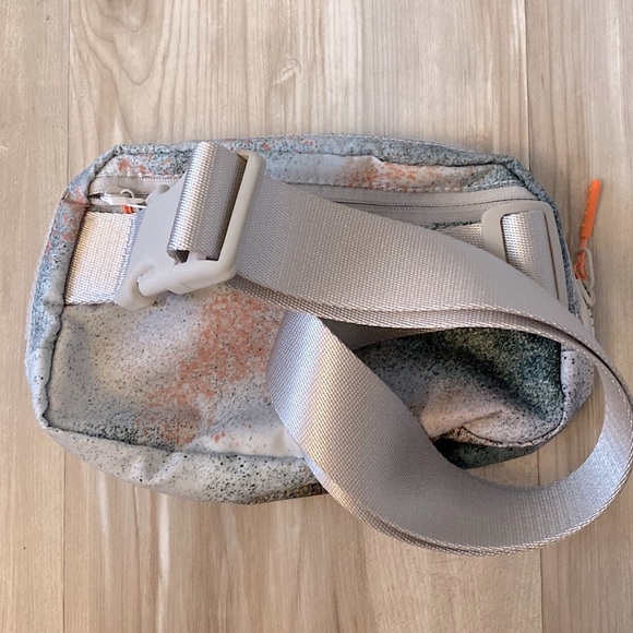 β€οΈ Lululemon Everywhere Belt Bag Spray Paint NWT - Picture 7 of 12